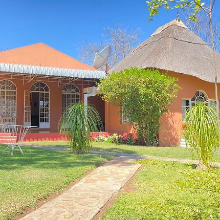 Lynns Guest House Булавайо Екстериор снимка