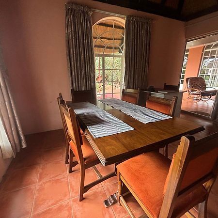 Lynns Guest House Булавайо Екстериор снимка