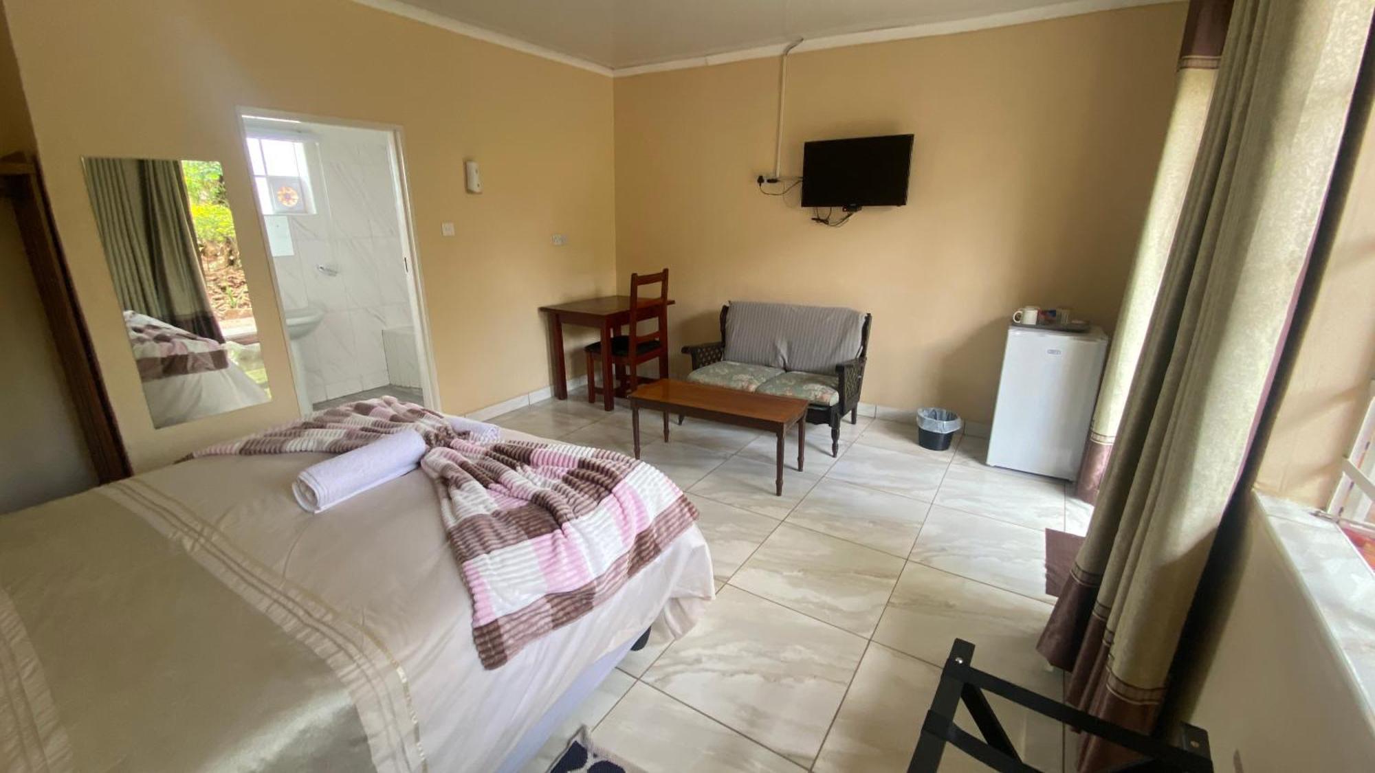Lynns Guest House Булавайо Екстериор снимка