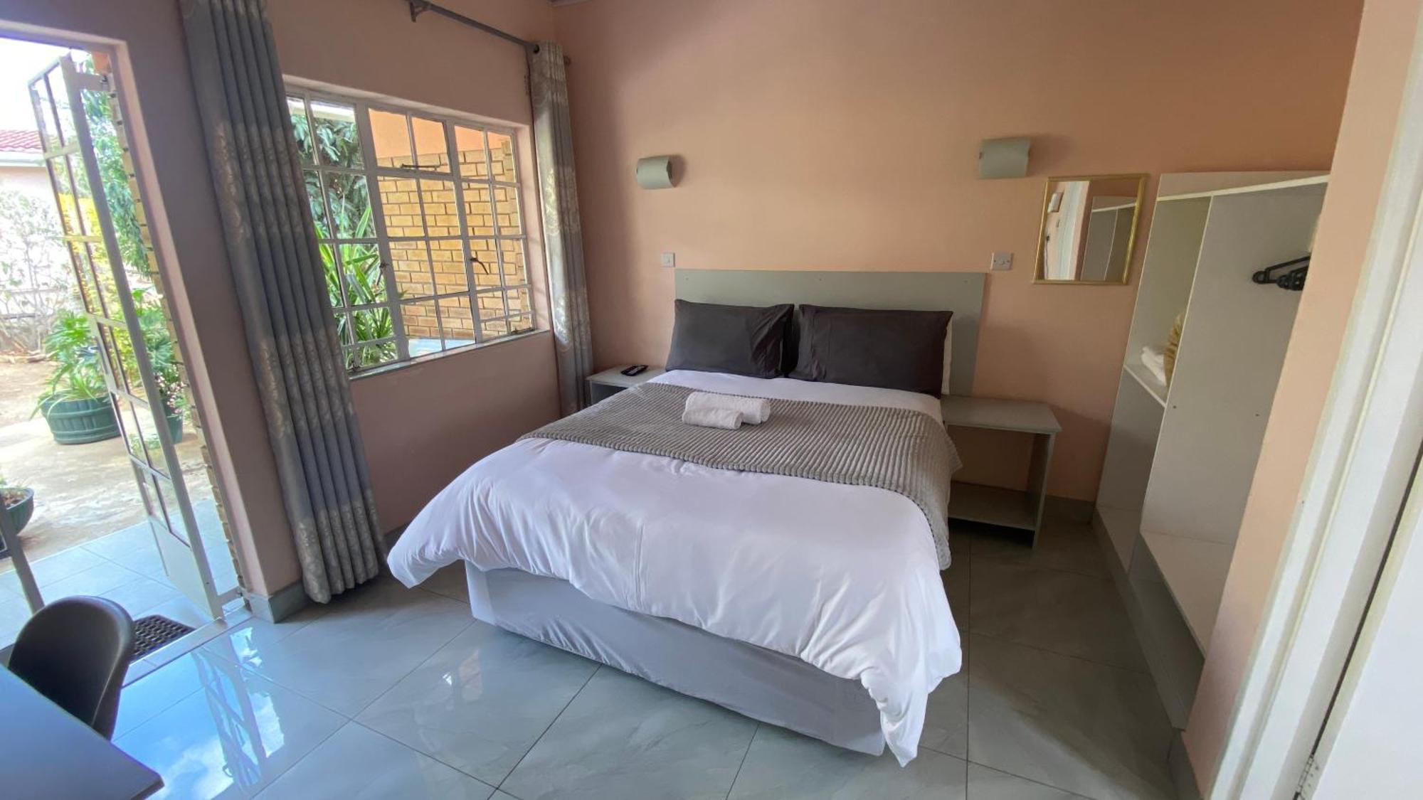 Lynns Guest House Булавайо Екстериор снимка