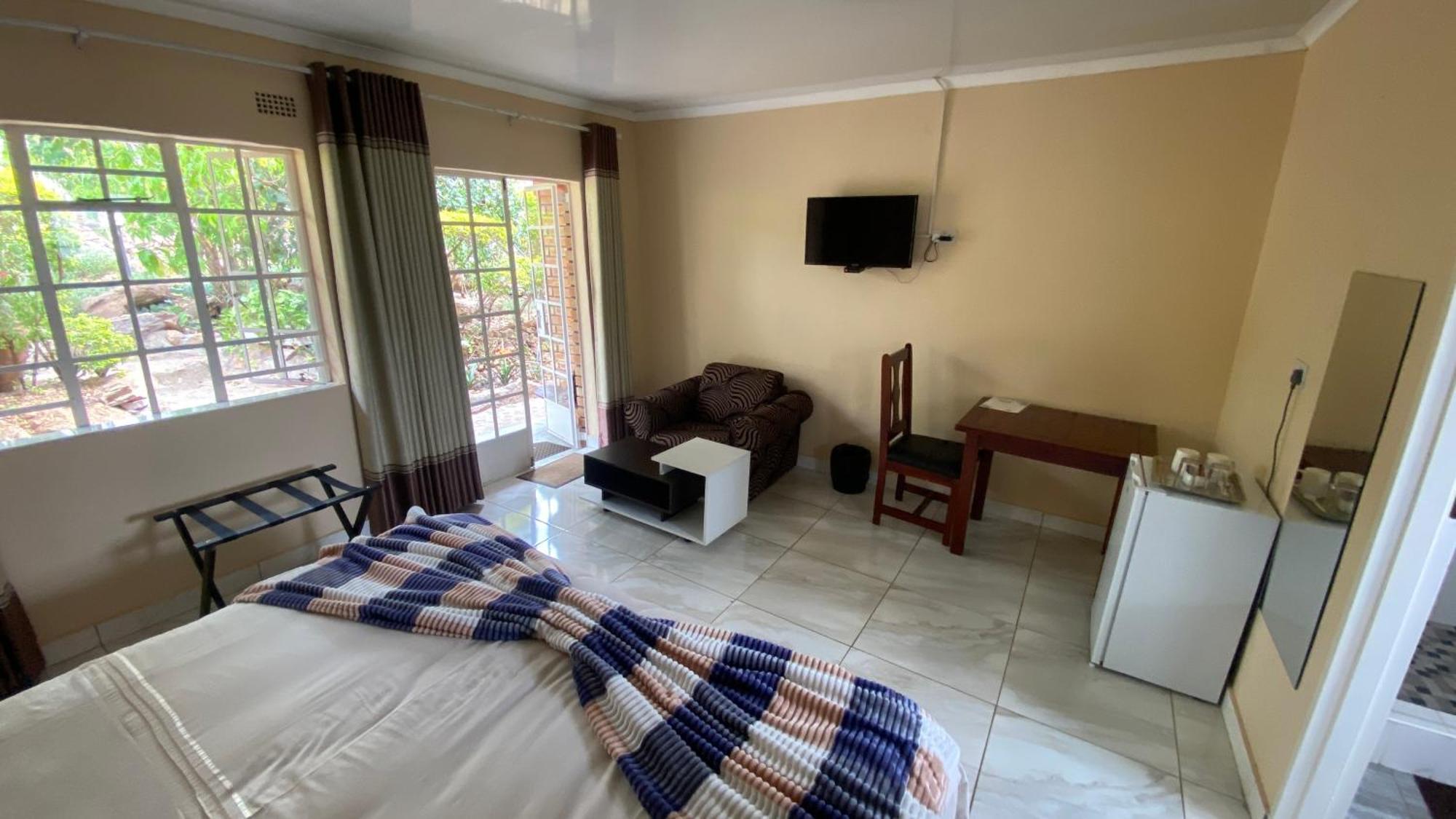 Lynns Guest House Булавайо Екстериор снимка