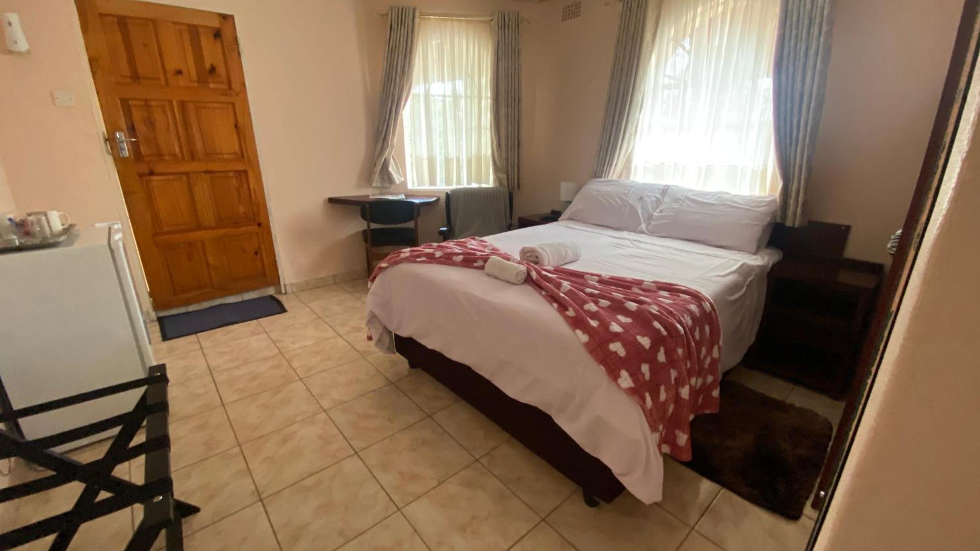 Lynns Guest House Булавайо Екстериор снимка