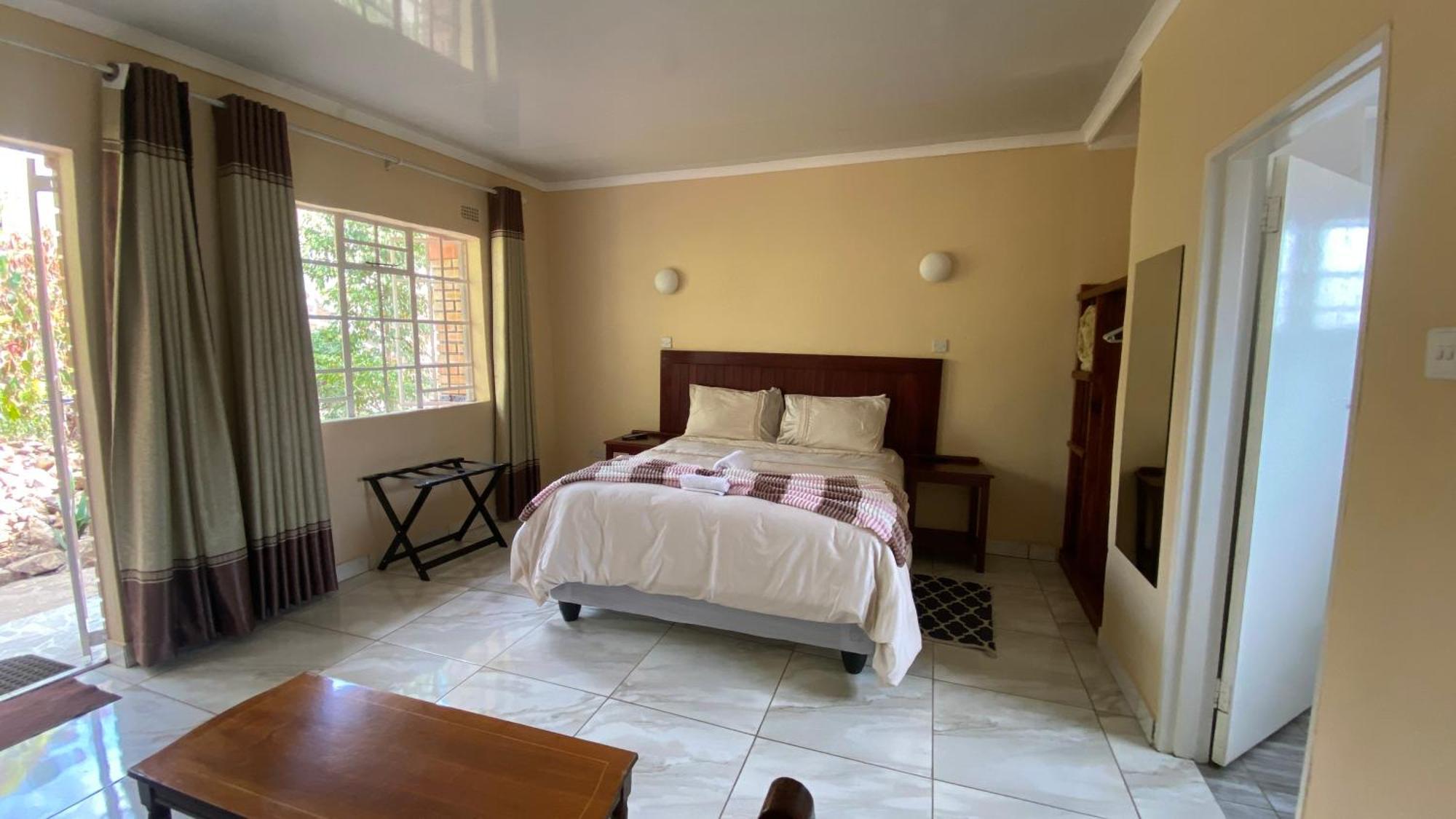 Lynns Guest House Булавайо Екстериор снимка