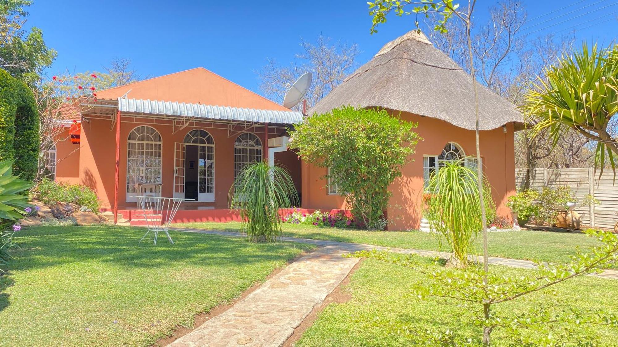Lynns Guest House Булавайо Екстериор снимка