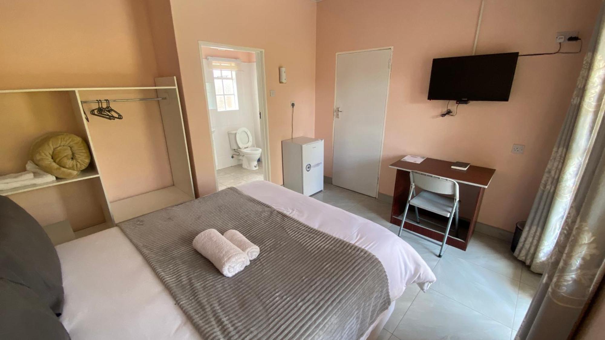 Lynns Guest House Булавайо Екстериор снимка