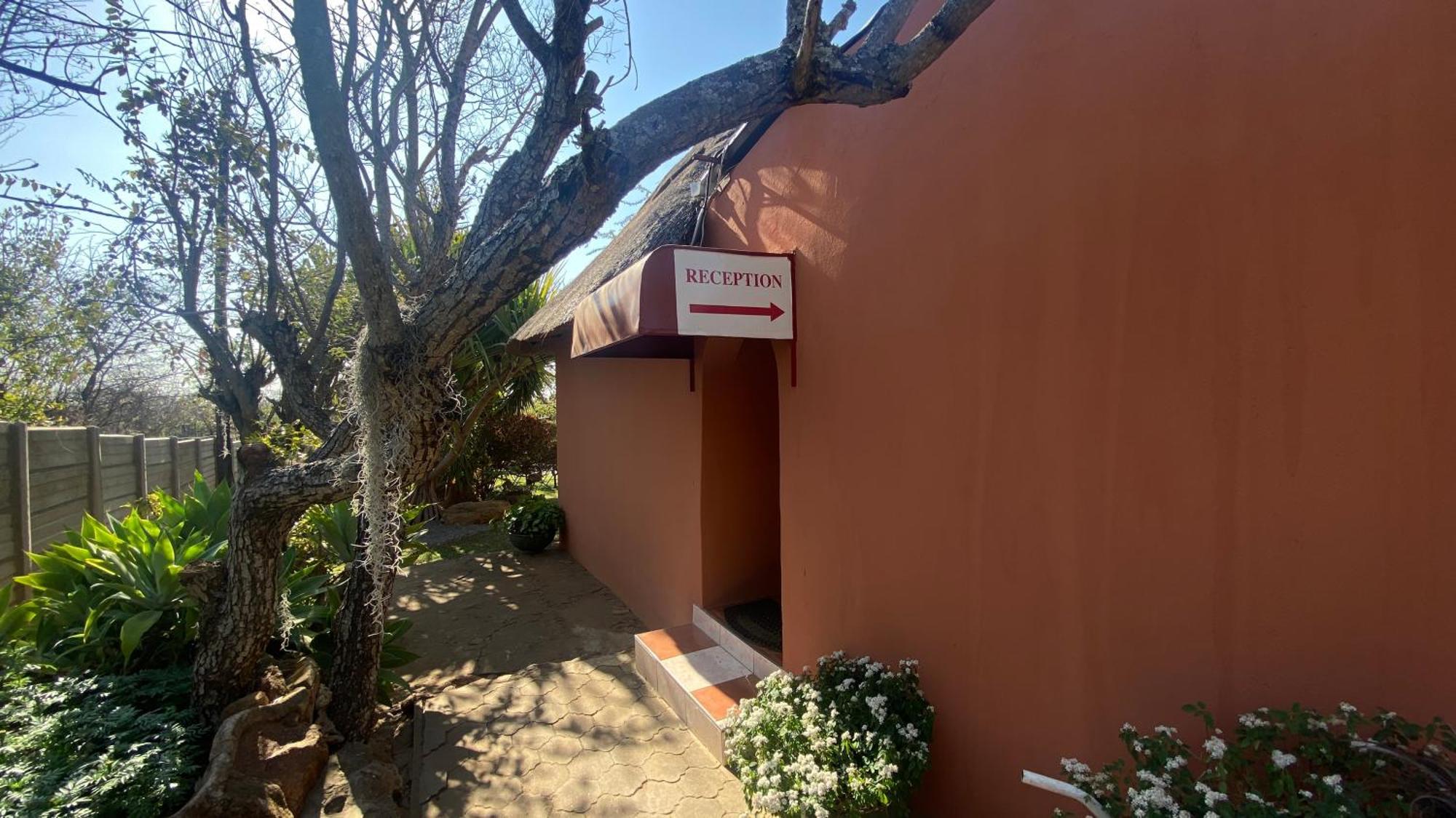 Lynns Guest House Булавайо Екстериор снимка