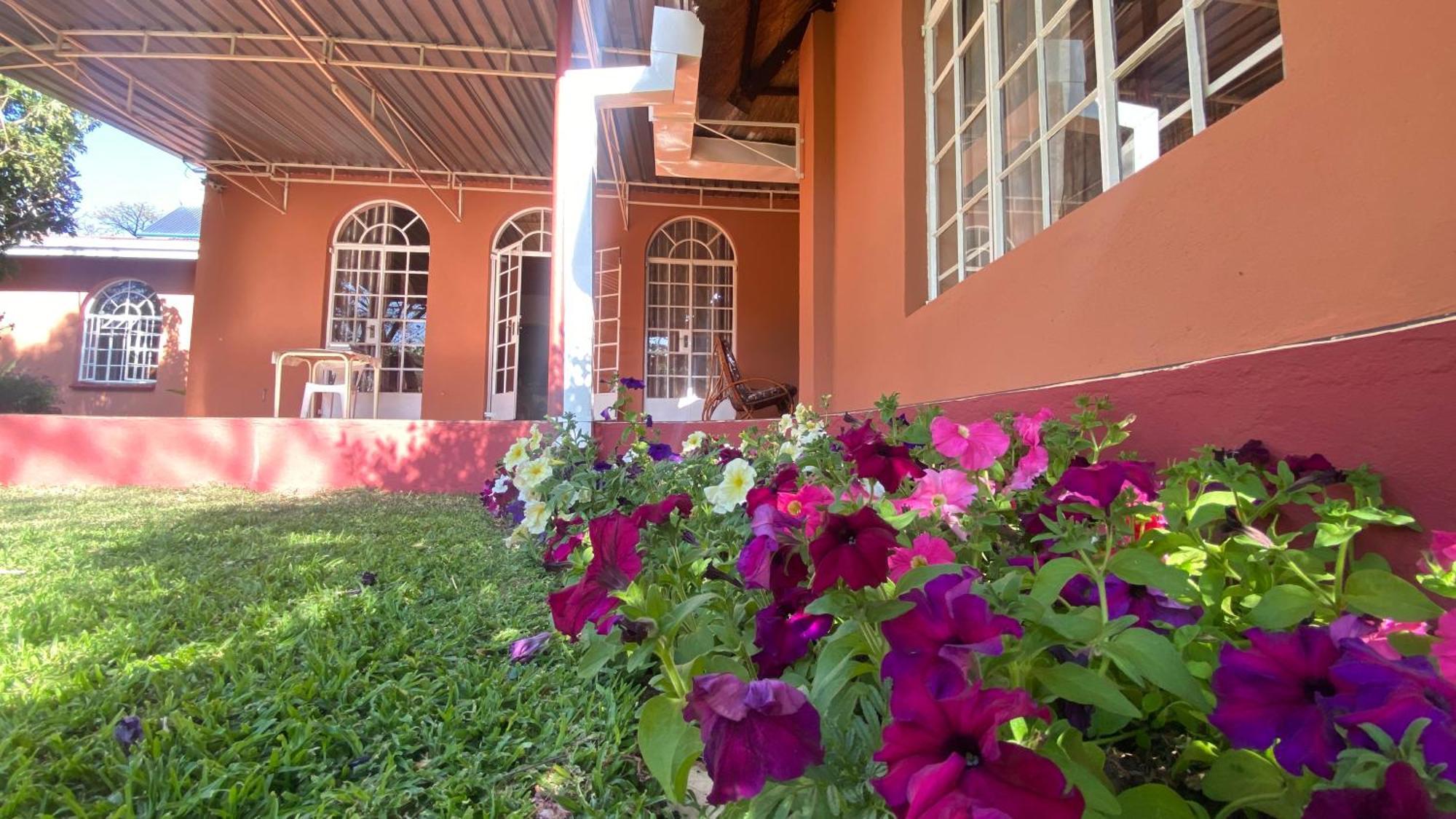 Lynns Guest House Булавайо Екстериор снимка