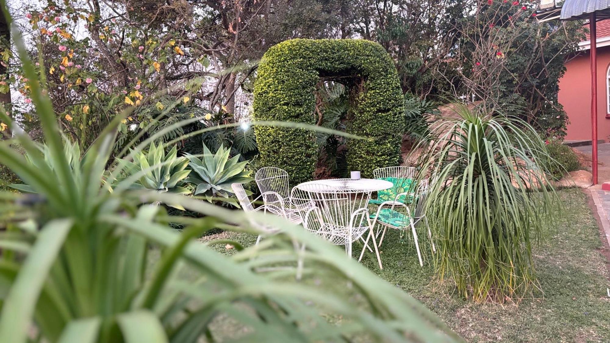 Lynns Guest House Булавайо Екстериор снимка