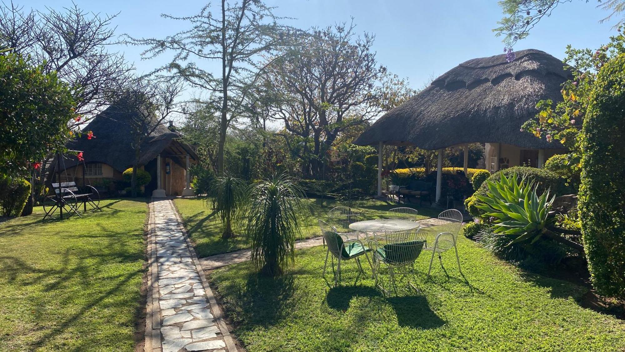 Lynns Guest House Булавайо Екстериор снимка