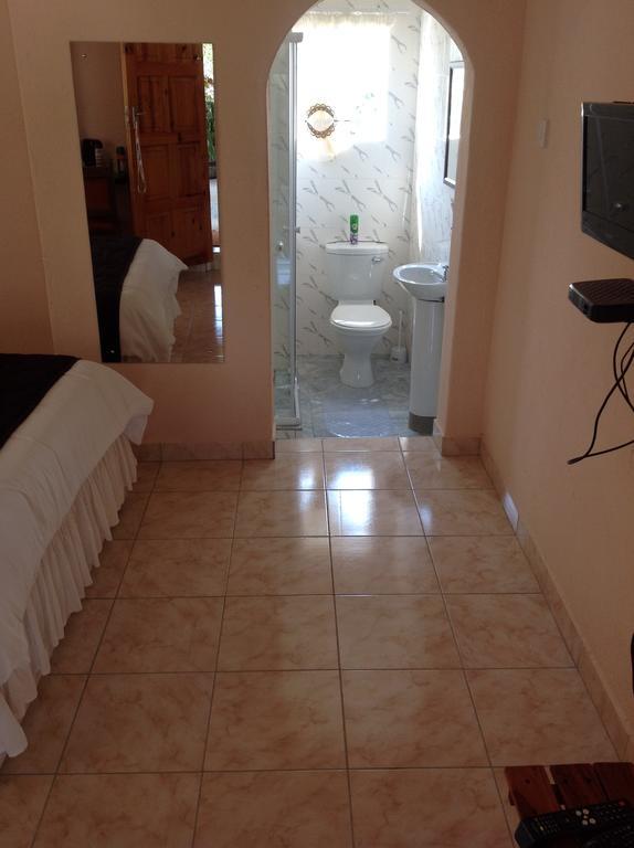 Lynns Guest House Булавайо Екстериор снимка