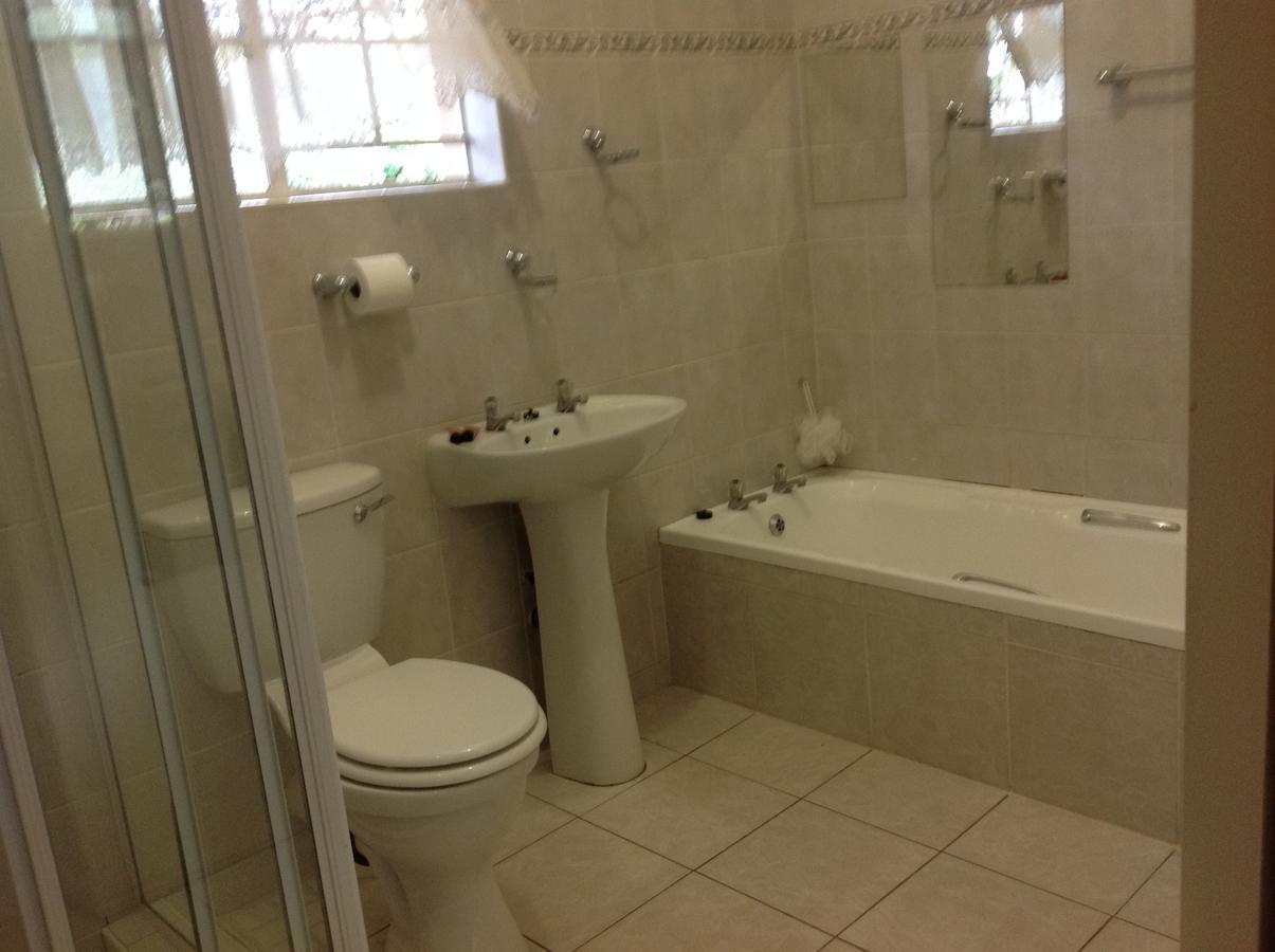Lynns Guest House Булавайо Екстериор снимка